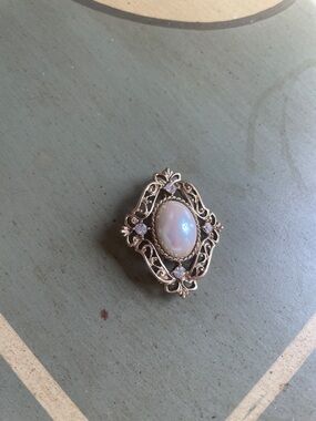 Vintage-Inspired Gold Pearl Oval Brooch